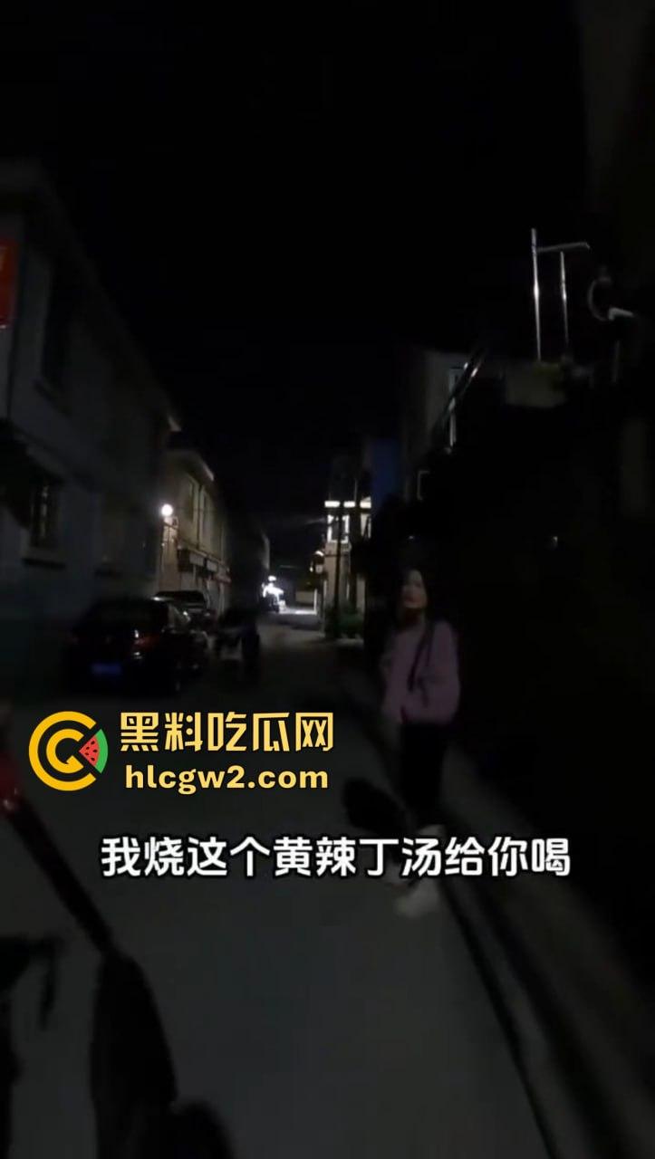 钓鱼佬想换小姐姐十分钟激情 拿条黄辣丁换草逼 小姐姐一脸嫌弃 把人当翘嘴钓呢?