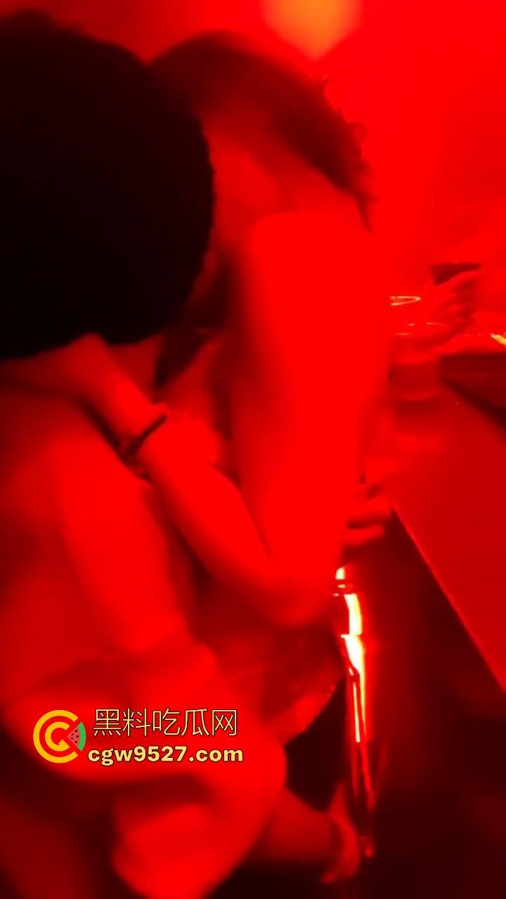 见面前说好不做,没想到两杯酒下肚,乖乖臣服我的胯下,用大屌征服极品酒吧营销,无套猛插!