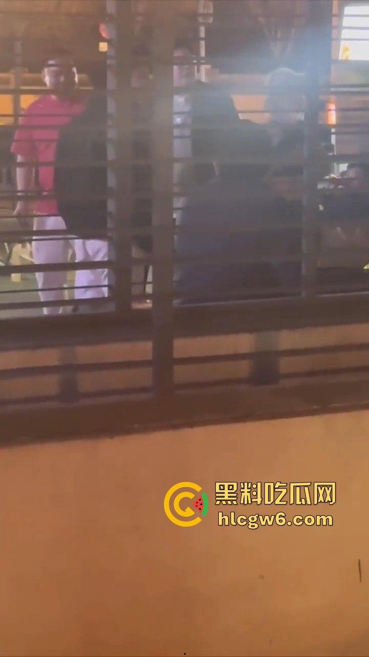 河北秦皇岛社会小妹街头吵架，一言不合就脱裤子露逼让对方操自己，惊呆路人和吃瓜群众。