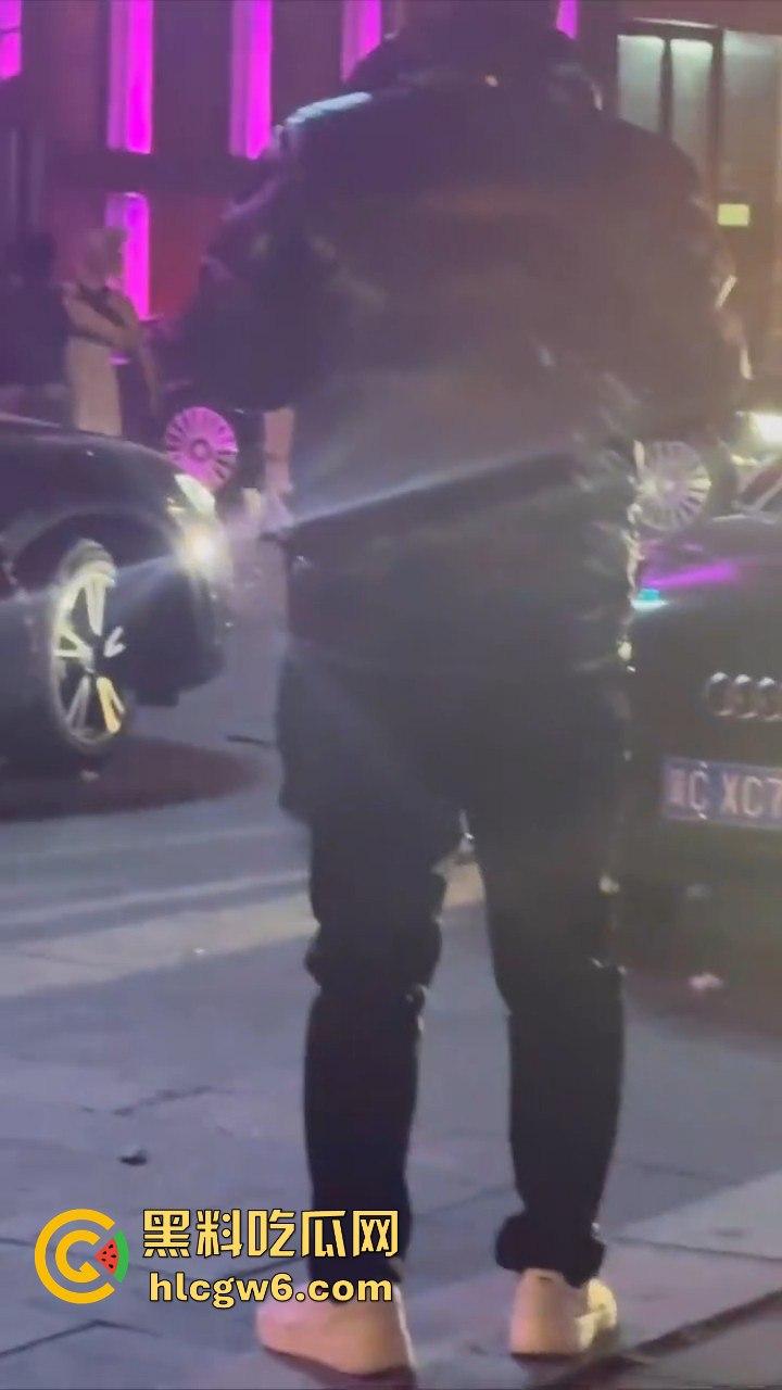 河北秦皇岛社会小妹街头吵架,一言不合就脱裤子露逼让对方操自己,惊呆路人和吃瓜群众。