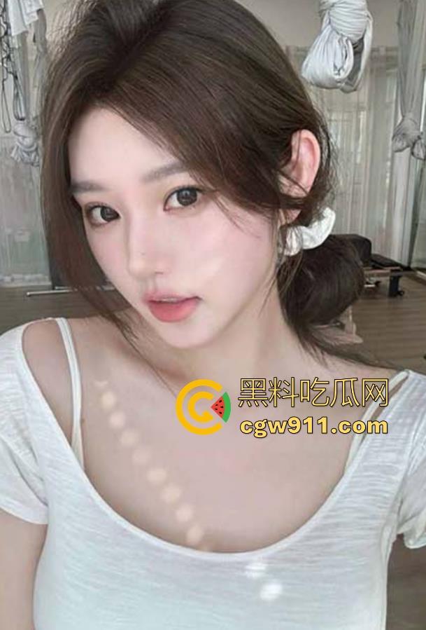 撕烂姐姐的丝袜猛吸她的嫩穴,把鸡扒强行塞入她的嘴,这小母狗简直是天生尤物炮架子!