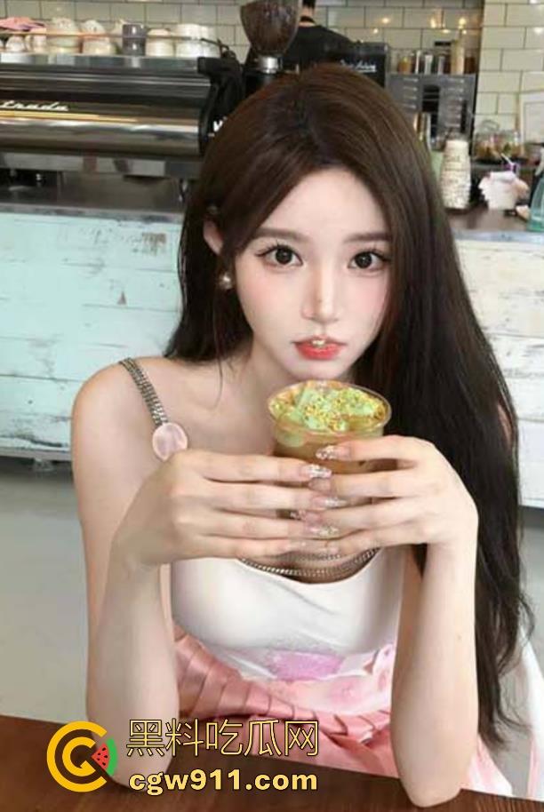 撕烂姐姐的丝袜猛吸她的嫩穴,把鸡扒强行塞入她的嘴,这小母狗简直是天生尤物炮架子!