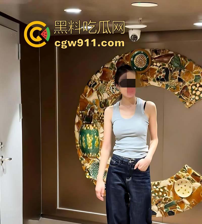 撕烂姐姐的丝袜猛吸她的嫩穴,把鸡扒强行塞入她的嘴,这小母狗简直是天生尤物炮架子!