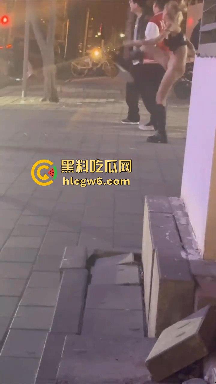 河北秦皇岛社会小妹街头吵架,一言不合就脱裤子露逼让对方操自己,惊呆路人和吃瓜群众。