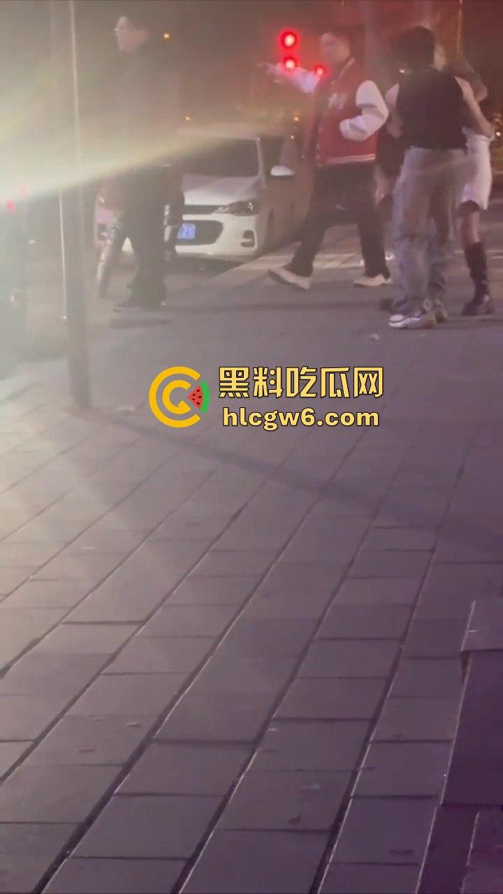 河北秦皇岛社会小妹街头吵架,一言不合就脱裤子露逼让对方操自己,惊呆路人和吃瓜群众。