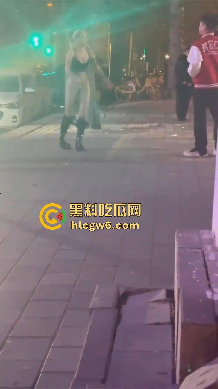 河北秦皇岛社会小妹街头吵架,一言不合就脱裤子露逼让对方操自己,惊呆路人和吃瓜群众。