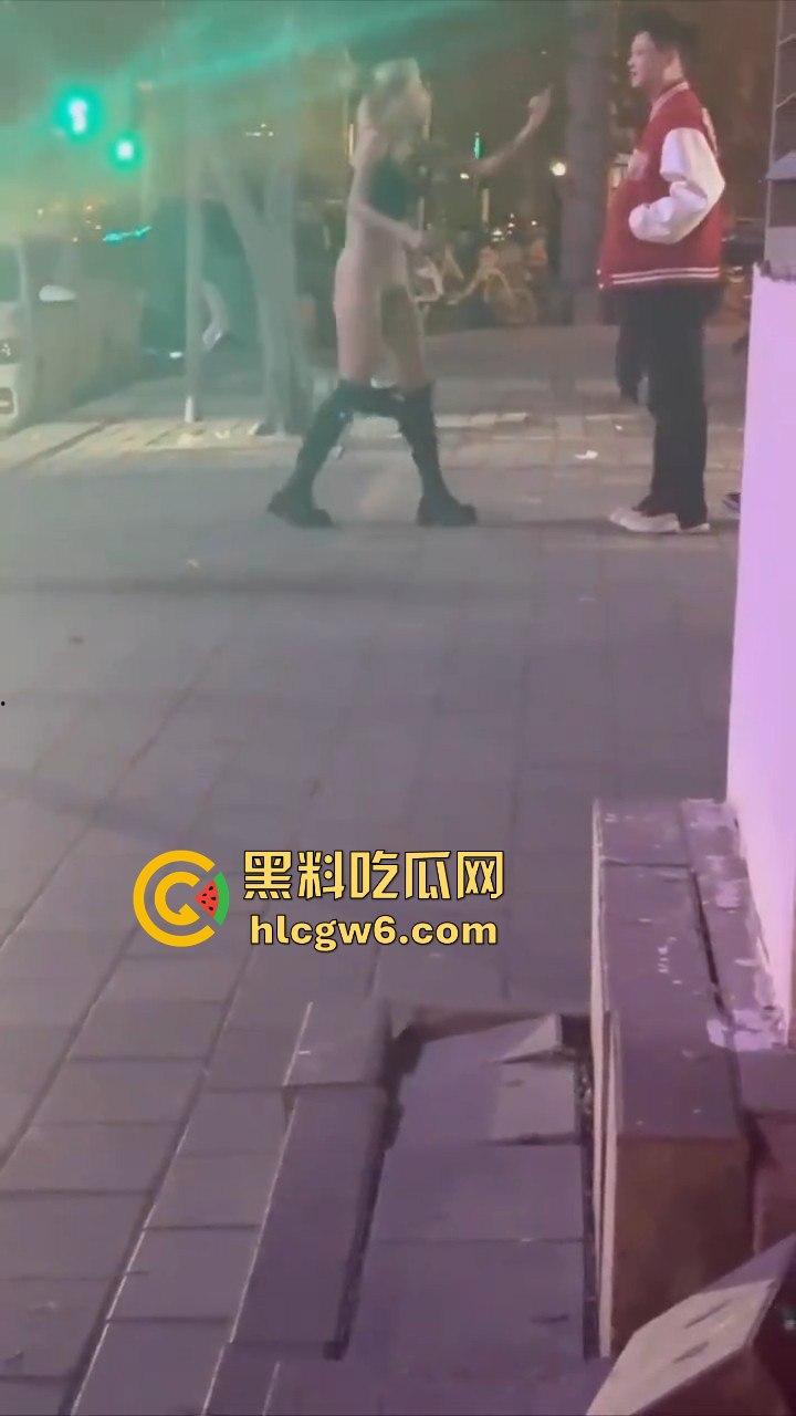 河北秦皇岛社会小妹街头吵架,一言不合就脱裤子露逼让对方操自己,惊呆路人和吃瓜群众。