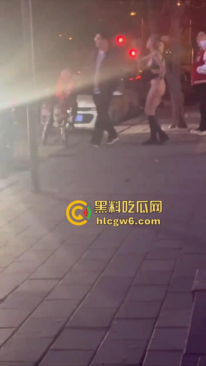 河北秦皇岛社会小妹街头吵架,一言不合就脱裤子露逼让对方操自己,惊呆路人和吃瓜群众。