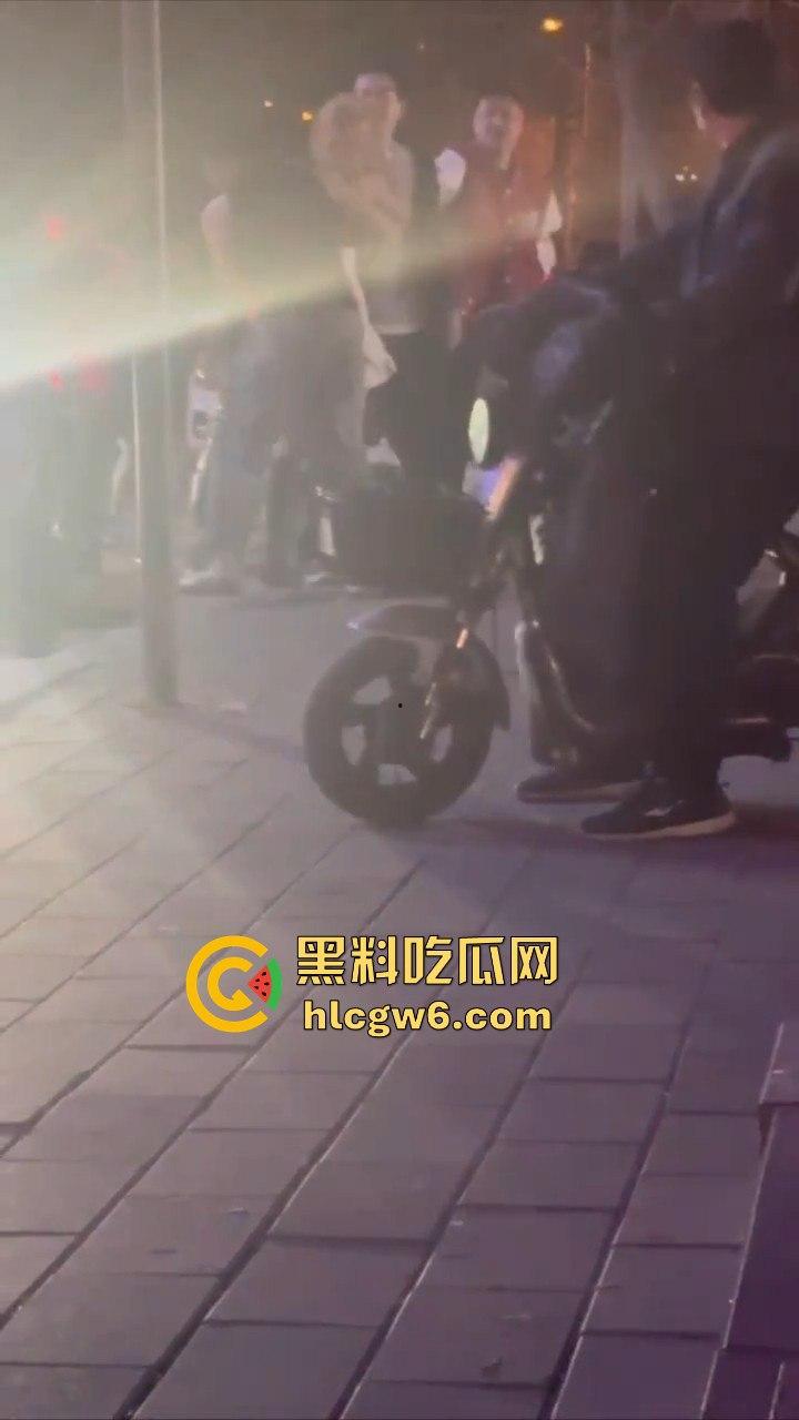 河北秦皇岛社会小妹街头吵架,一言不合就脱裤子露逼让对方操自己,惊呆路人和吃瓜群众。