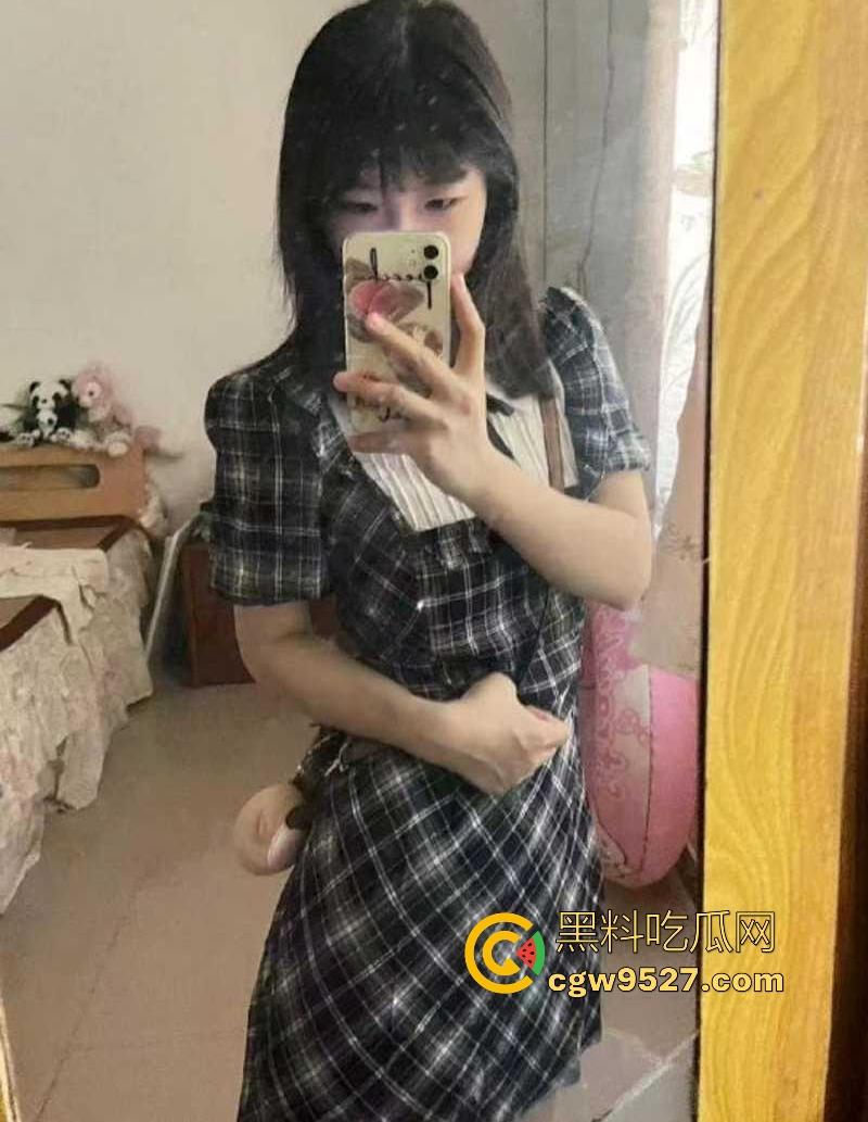 湘潭大学清纯眼镜学生妹【李亿】和男友玩性爱游戏拍淫片，淫姿骚态犹如服食春药，全程露脸反差至极！