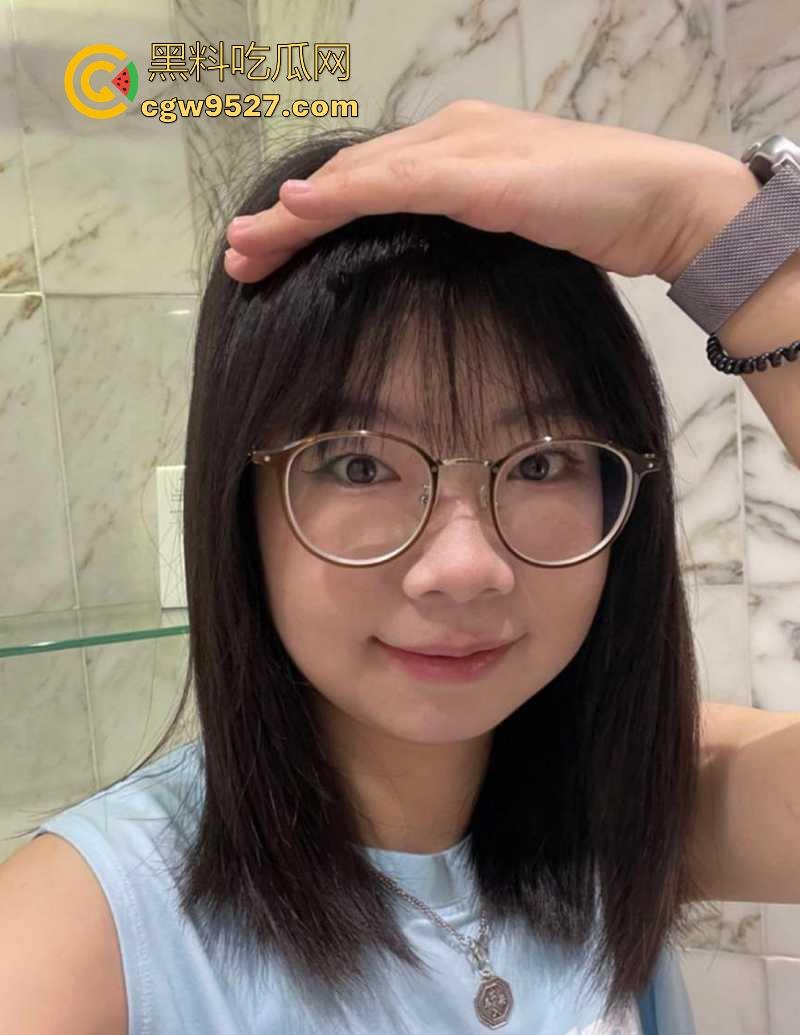 湘潭大学清纯眼镜学生妹【李亿】和男友玩性爱游戏拍淫片,淫姿骚态犹如服食春药,全程露脸反差至极!