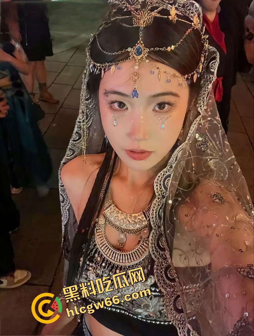 苏州学生妹【赵美凤】商场厕所跪舔被口爆,小嘴操成小穴,拉丝吞精舔根到底,男友在隔间撸到射!