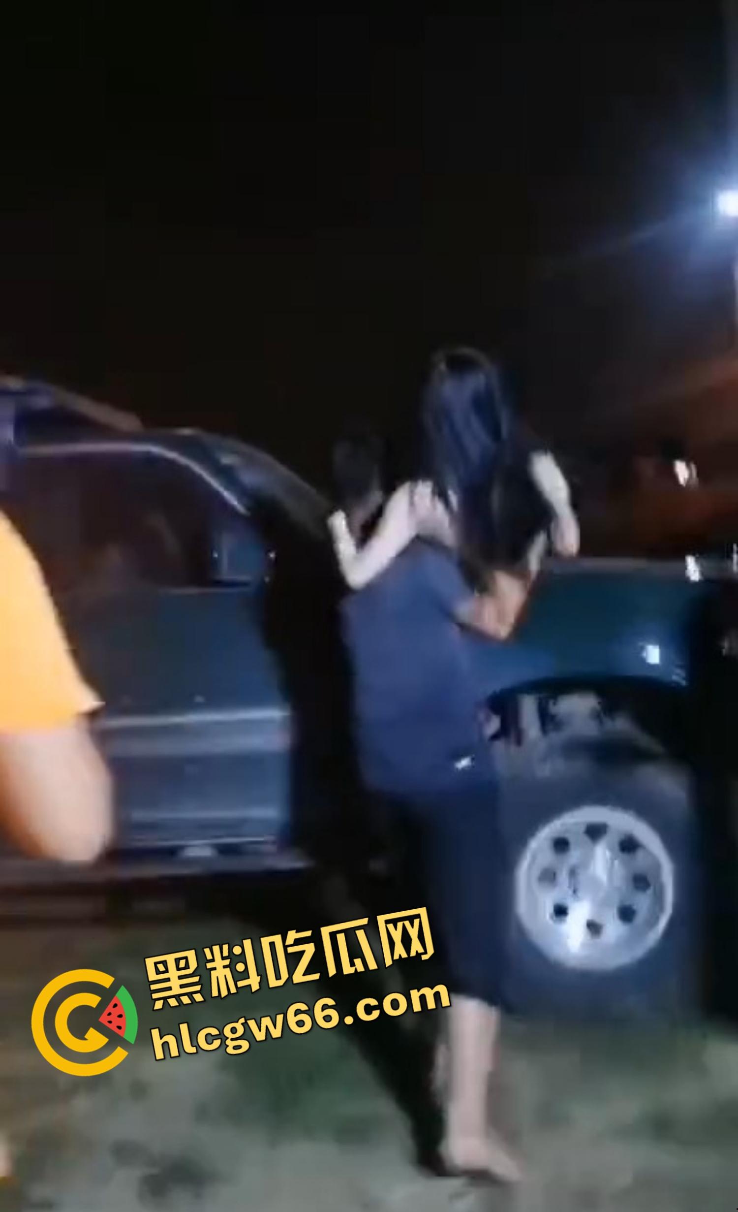 看完这场车友会直接原地升天,一群比基尼嫩模车顶扭屁股跳骚舞,屁股扭得像装了发动机,场面淫得离谱!