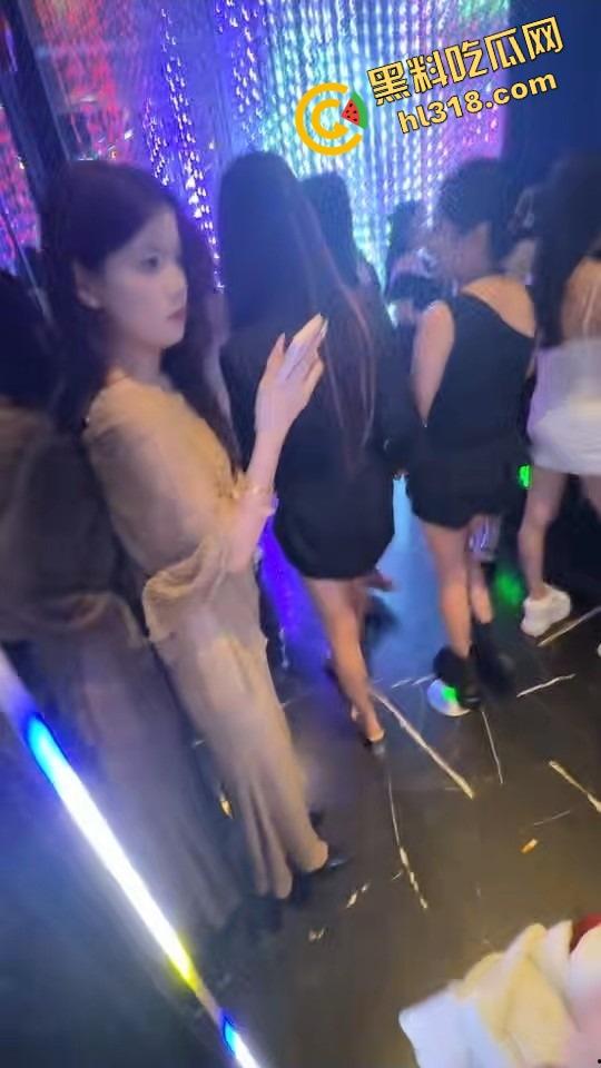 魔都永利party k凌晨免费喝酒,300妹子随便选600块一小时,上海男人的快乐太简单了!