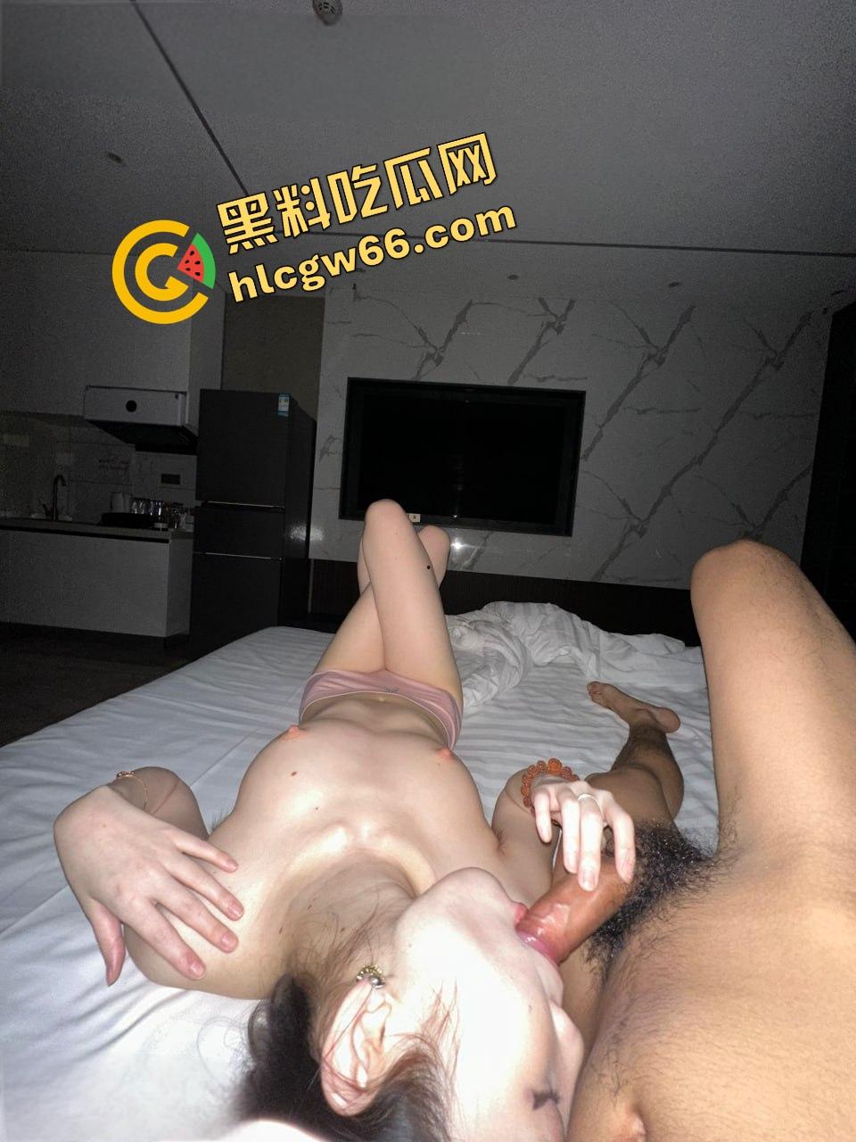 苏州学生妹【赵美凤】商场厕所跪舔被口爆,小嘴操成小穴,拉丝吞精舔根到底,男友在隔间撸到射!