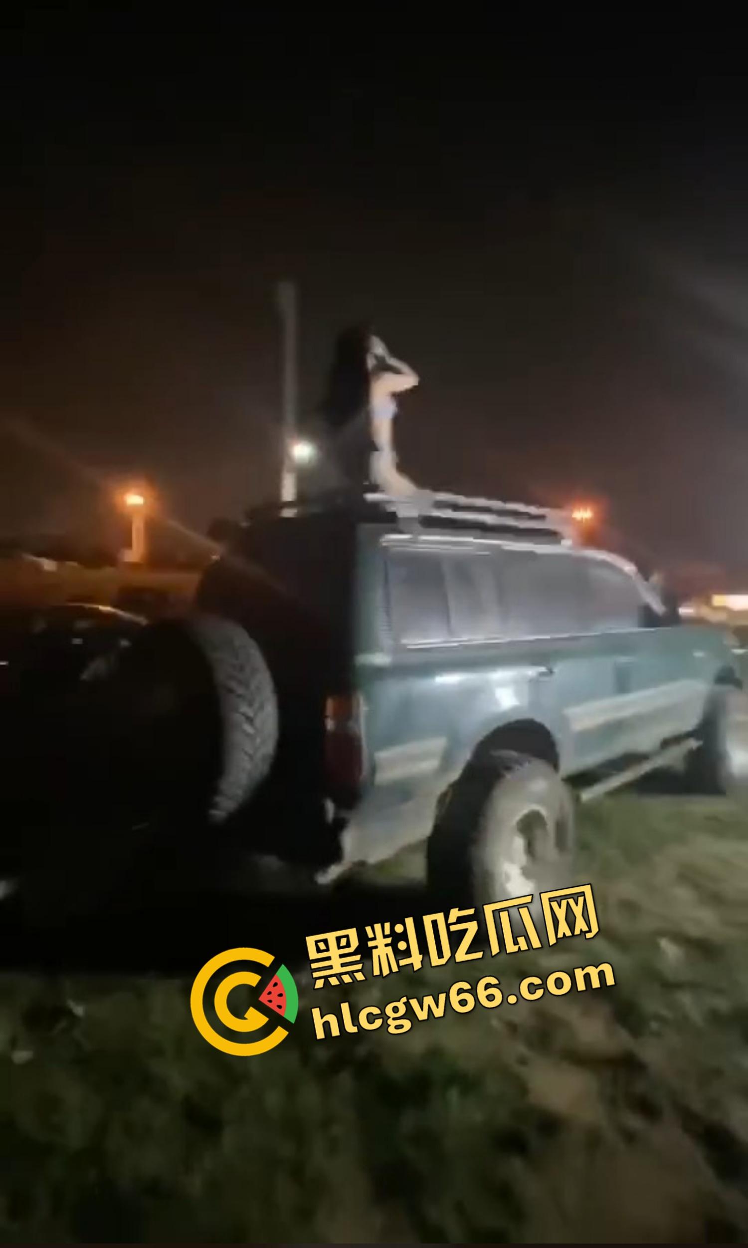 看完这场车友会直接原地升天,一群比基尼嫩模车顶扭屁股跳骚舞,屁股扭得像装了发动机,场面淫得离谱!