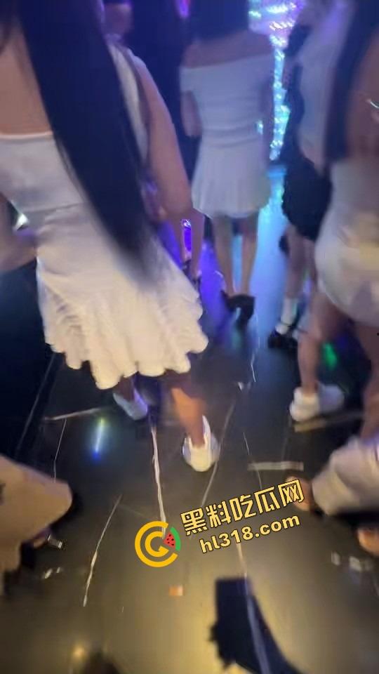 魔都永利party k凌晨免费喝酒,300妹子随便选600块一小时,上海男人的快乐太简单了!