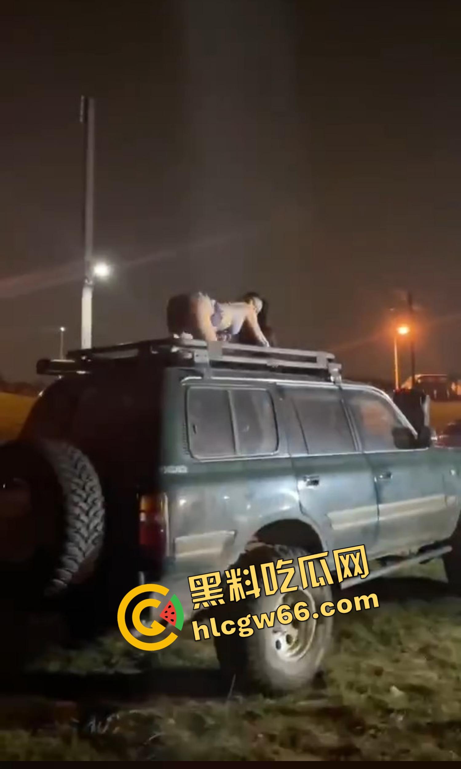 看完这场车友会直接原地升天,一群比基尼嫩模车顶扭屁股跳骚舞,屁股扭得像装了发动机,场面淫得离谱!