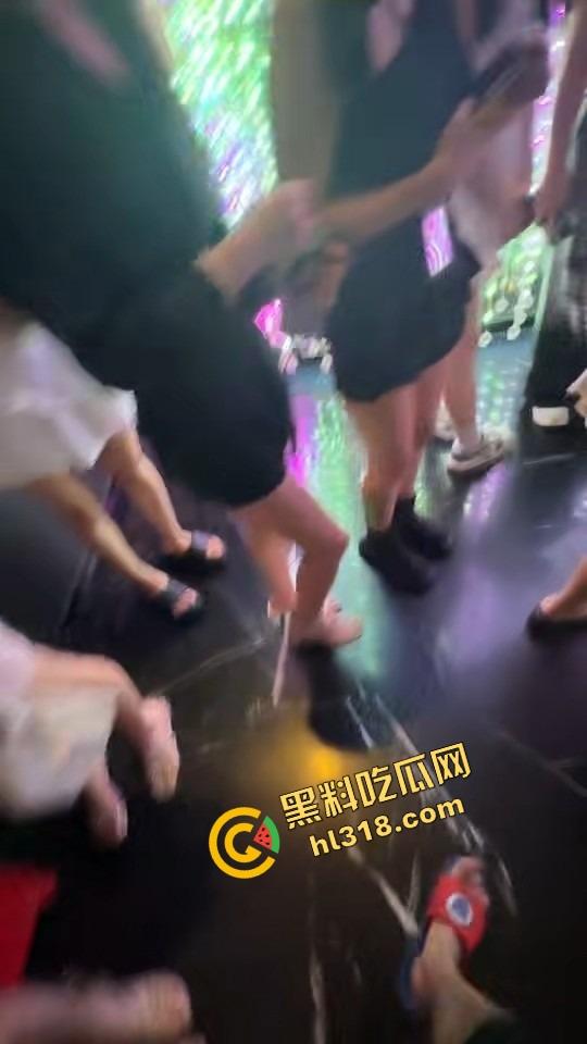 魔都永利party k凌晨免费喝酒,300妹子随便选600块一小时,上海男人的快乐太简单了!