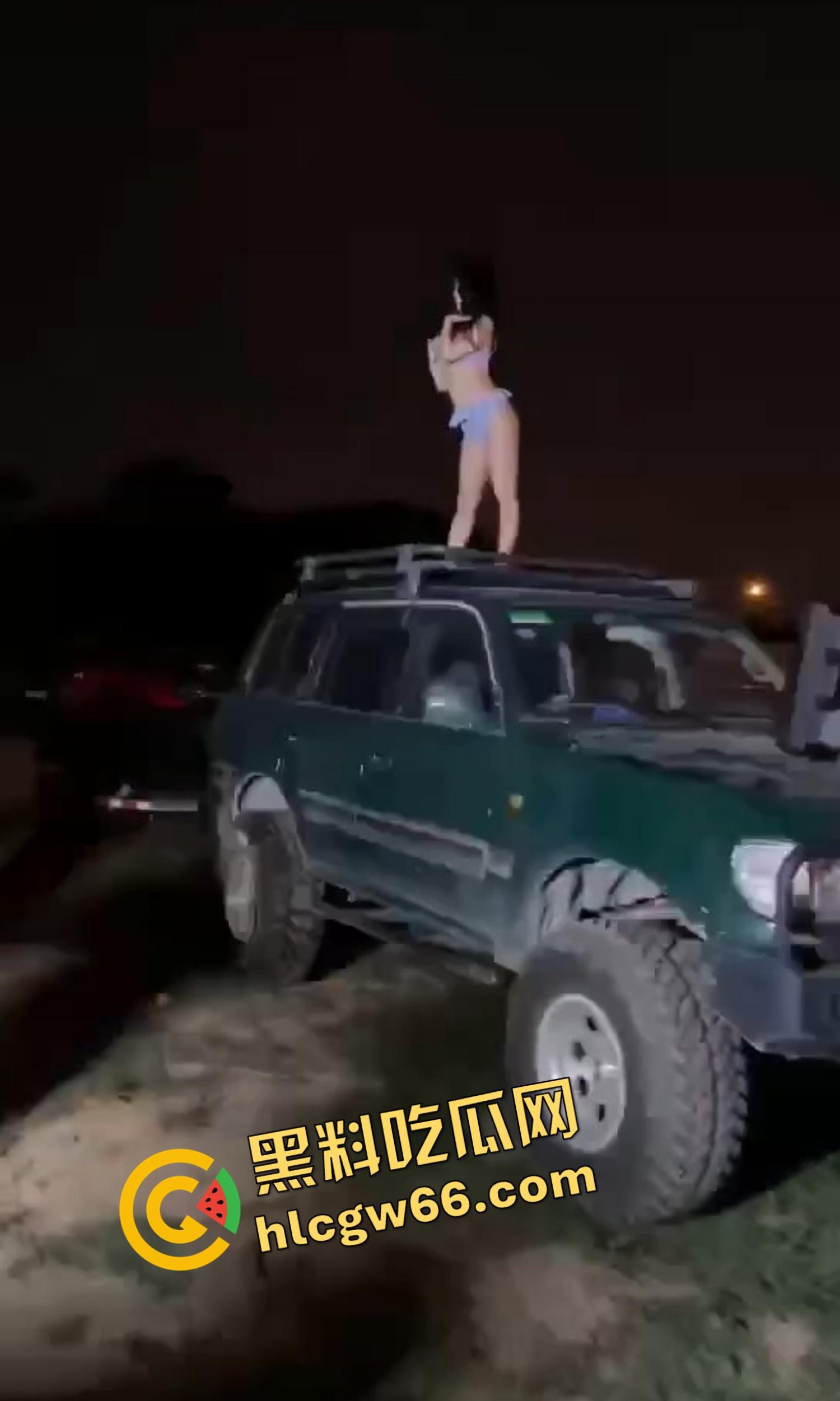 看完这场车友会直接原地升天,一群比基尼嫩模车顶扭屁股跳骚舞,屁股扭得像装了发动机,场面淫得离谱!