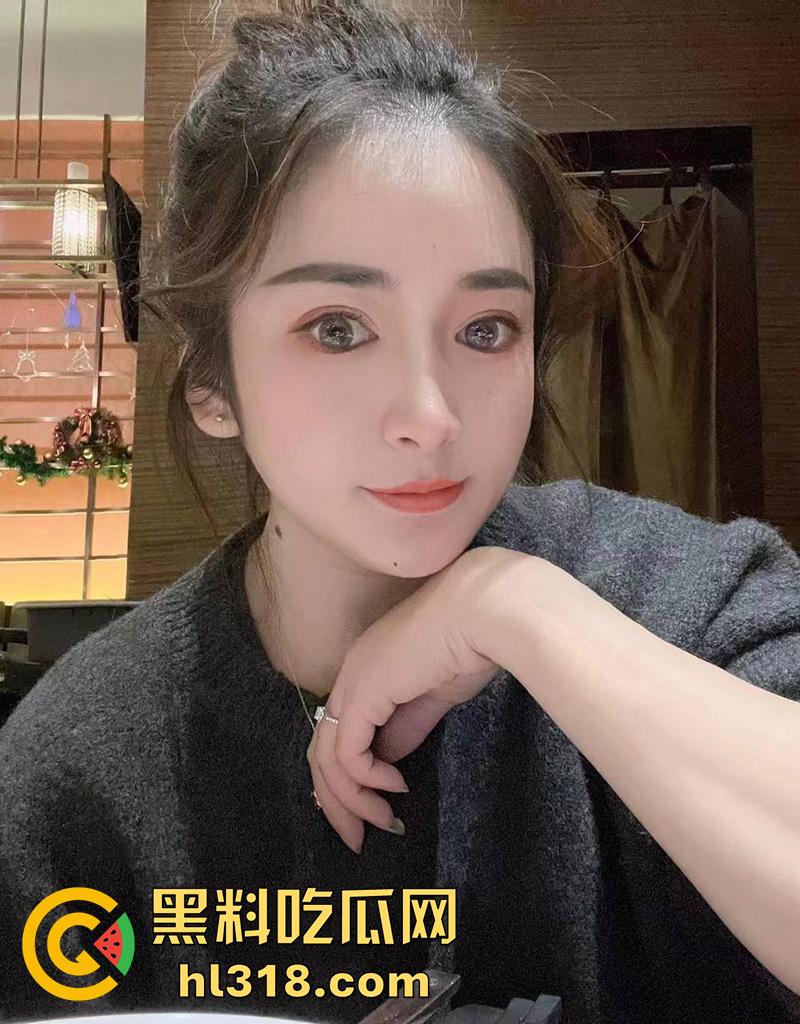 河北高颜值馒头逼骚妇，身材性感翘臀饱满诱人，经常穿黑丝自拍勾引网友，被调教后入逼都操黑了！