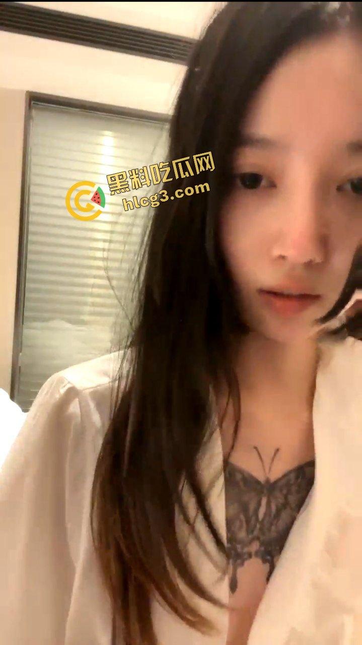 高颜值新人白虎反差婊『小蝴蝶飞』下海直播做爱 胸口纹身吸睛 调教开发性爱淫荡一绝