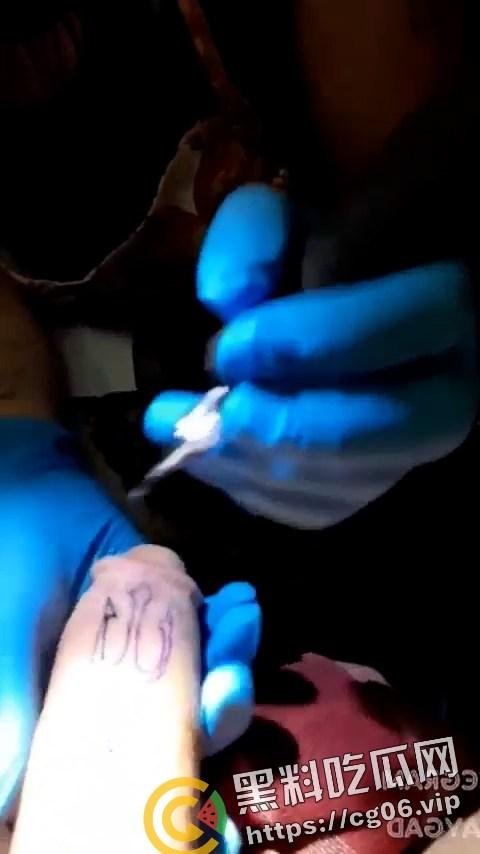 网上疯传真实 阴茎纹身 秘密过程 纹身师需要定时口交保证鸡鸡坚硬