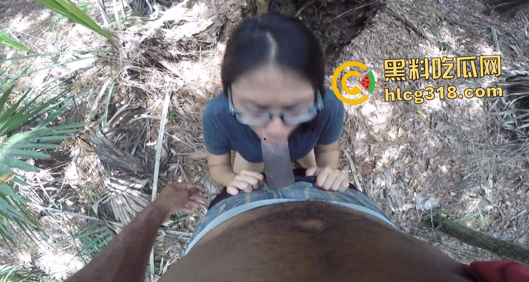眼镜女孩小树林偷情黑人,黑鬼后入屁股还打红,鸡巴不大手劲倒是挺大!最后媚黑女还能吃精!