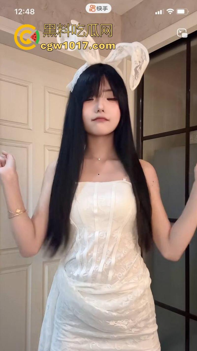 快手可爱网红【酱酱】榜一福利私拍流出,重金下的骚逼模样,吊带白丝紧裹美腿,扭腰摆臀骚舞,很诱惑!