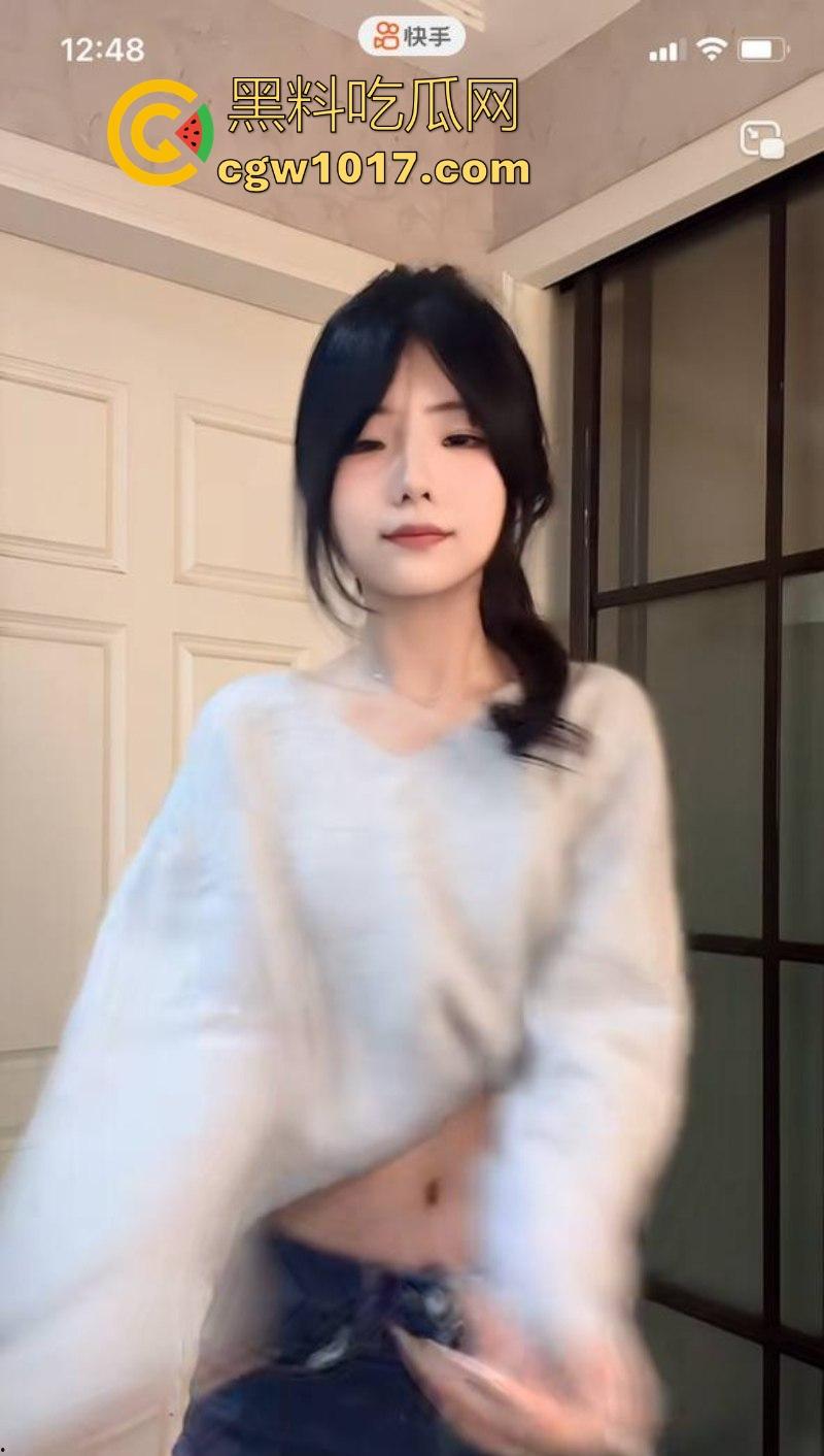 快手可爱网红【酱酱】榜一福利私拍流出,重金下的骚逼模样,吊带白丝紧裹美腿,扭腰摆臀骚舞,很诱惑!