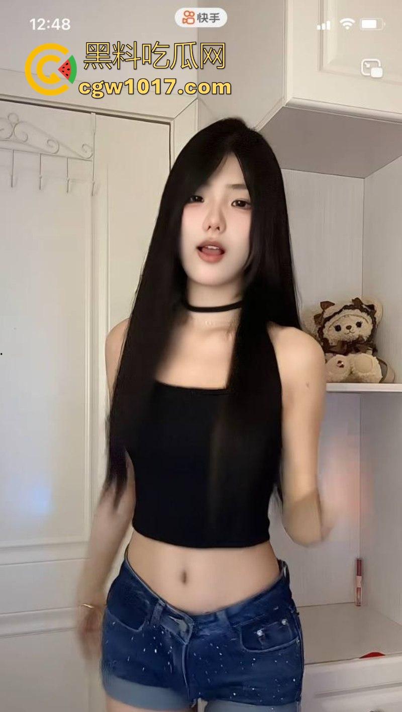 快手可爱网红【酱酱】榜一福利私拍流出,重金下的骚逼模样,吊带白丝紧裹美腿,扭腰摆臀骚舞,很诱惑!