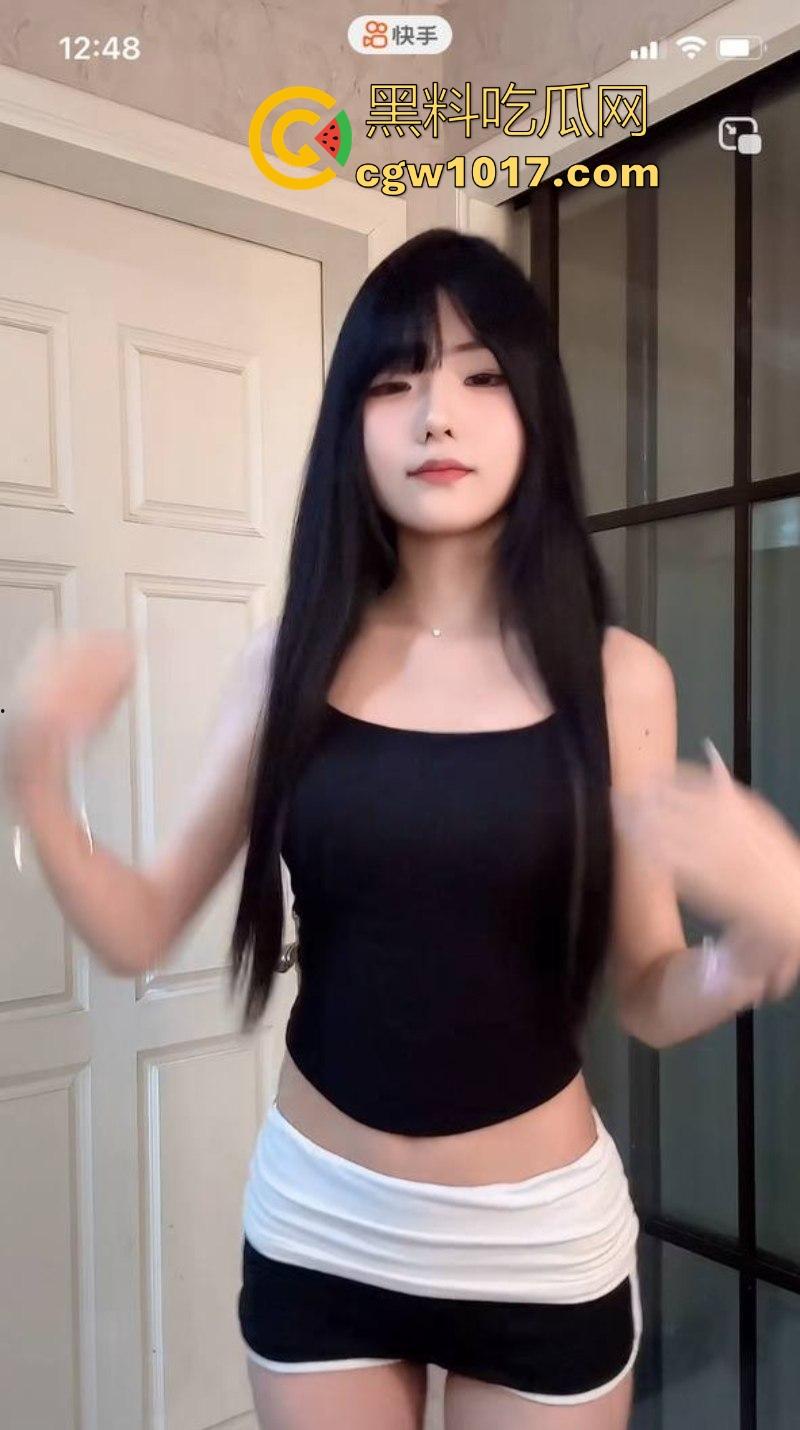 快手可爱网红【酱酱】榜一福利私拍流出,重金下的骚逼模样,吊带白丝紧裹美腿,扭腰摆臀骚舞,很诱惑!