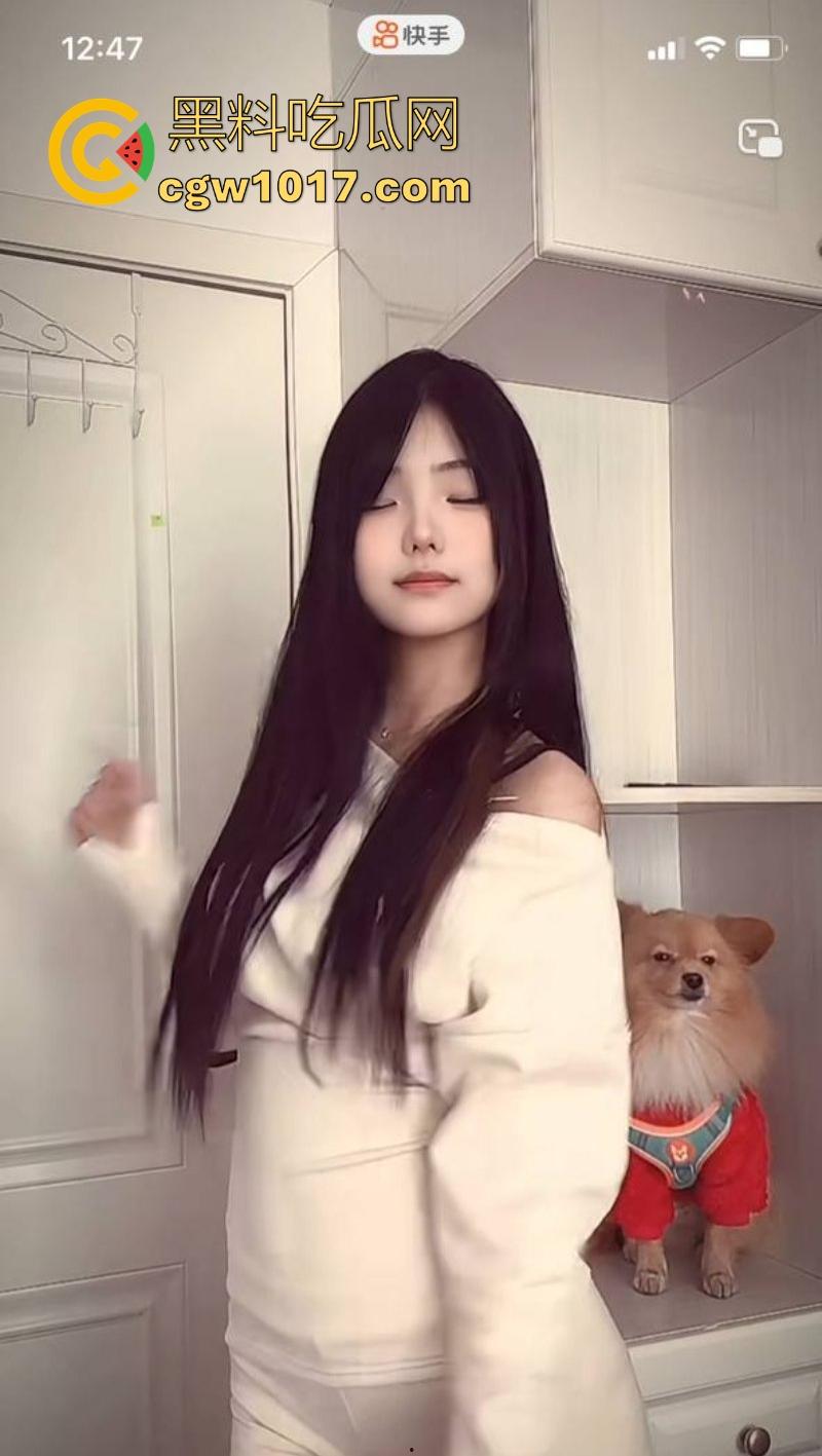 快手可爱网红【酱酱】榜一福利私拍流出,重金下的骚逼模样,吊带白丝紧裹美腿,扭腰摆臀骚舞,很诱惑!