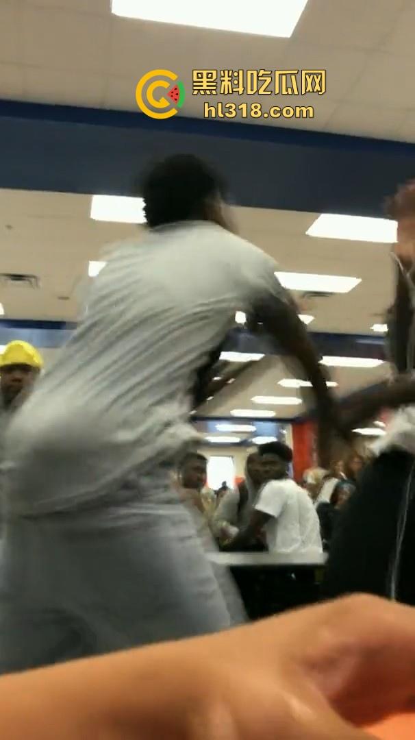 美国校园尼哥群殴现场曝光!堪比职业拳击MMA,真不讲道德,这么多人围殴一人!