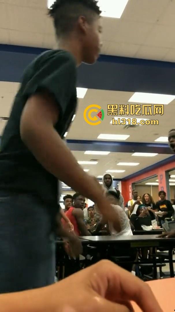 美国校园尼哥群殴现场曝光!堪比职业拳击MMA,真不讲道德,这么多人围殴一人!