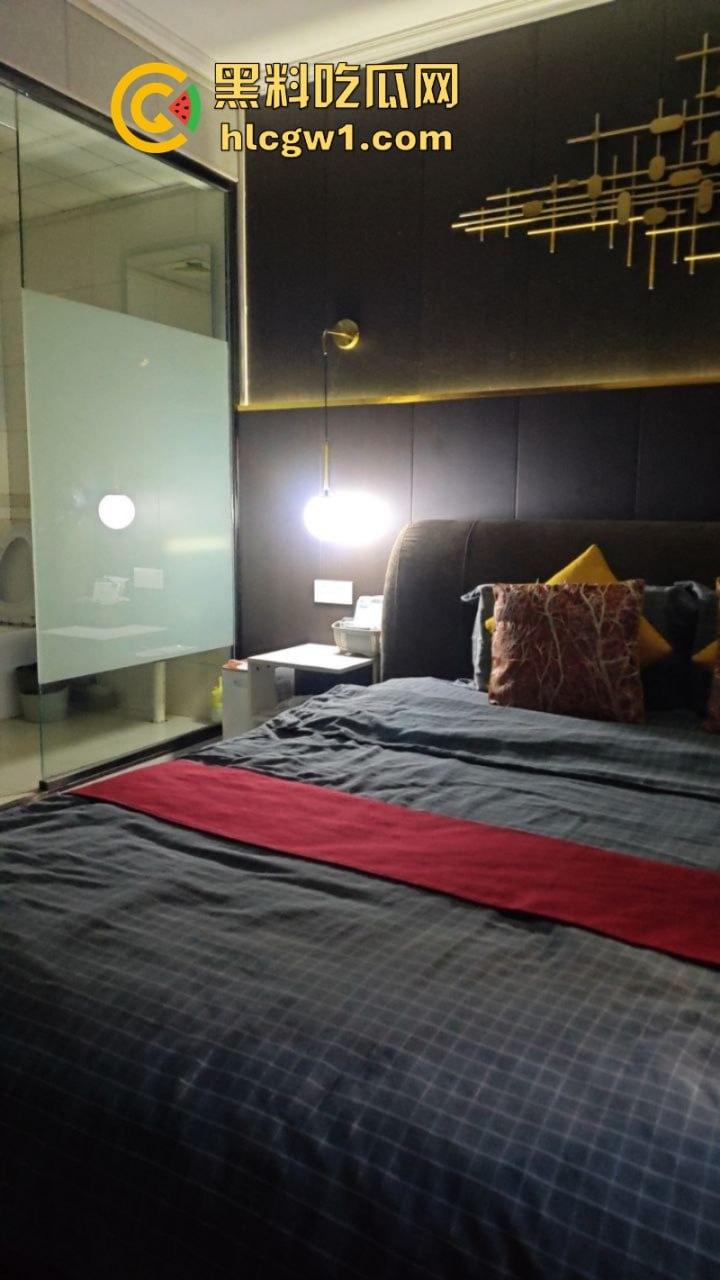 上海小伙网恋奔现翻车 软萌妹子变超雄坦克 房都开好了还是办了吧!