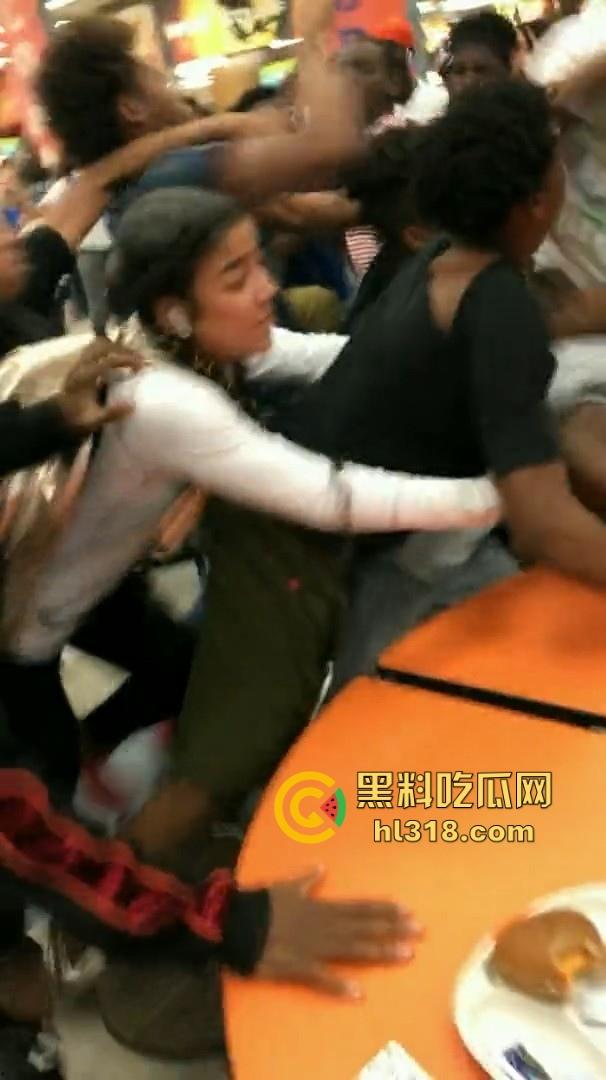 美国校园尼哥群殴现场曝光!堪比职业拳击MMA,真不讲道德,这么多人围殴一人!