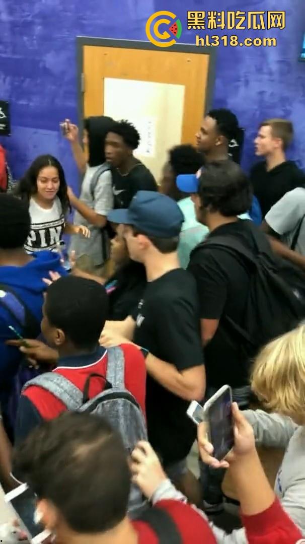 美国校园尼哥群殴现场曝光!堪比职业拳击MMA,真不讲道德,这么多人围殴一人!