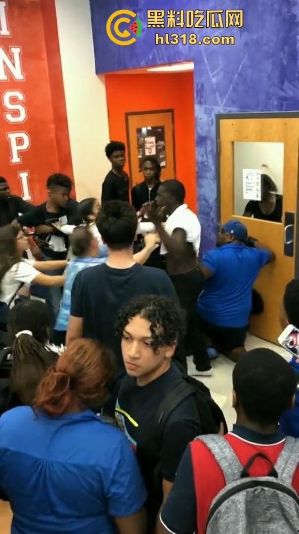 美国校园尼哥群殴现场曝光!堪比职业拳击MMA,真不讲道德,这么多人围殴一人!