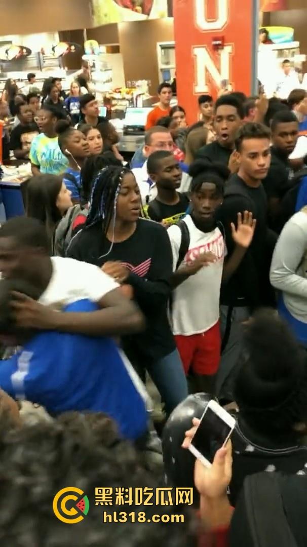 美国校园尼哥群殴现场曝光!堪比职业拳击MMA,真不讲道德,这么多人围殴一人!