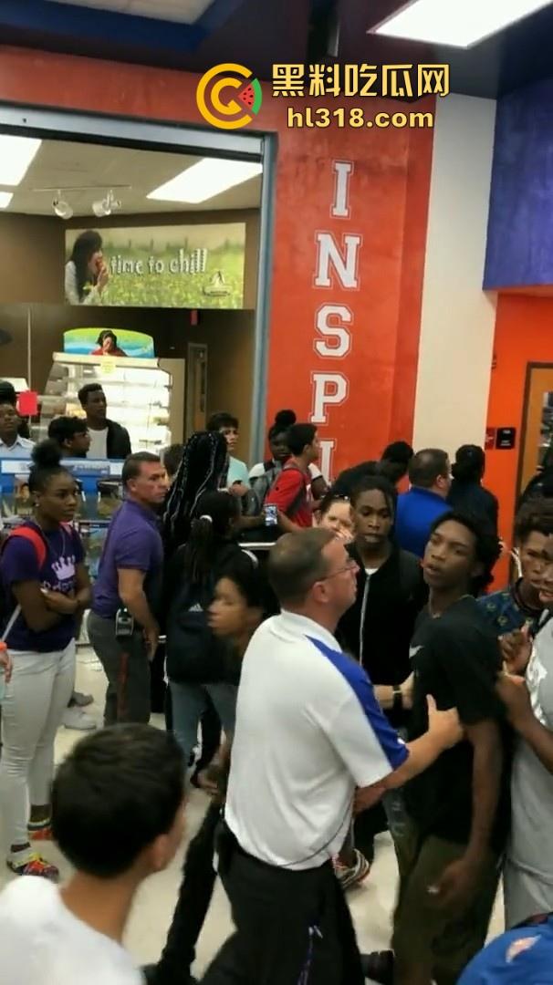 美国校园尼哥群殴现场曝光!堪比职业拳击MMA,真不讲道德,这么多人围殴一人!