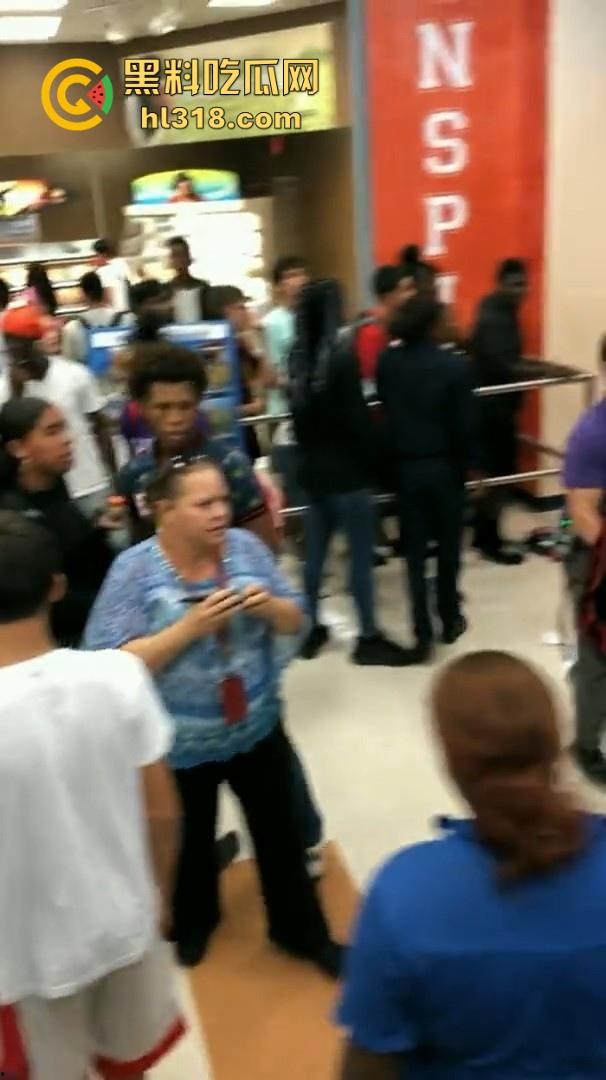 美国校园尼哥群殴现场曝光!堪比职业拳击MMA,真不讲道德,这么多人围殴一人!