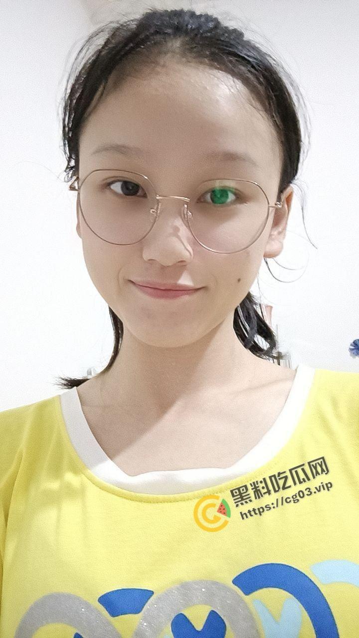 反差婊 带着金丝眼镜的小母狗 被短小无比的小鸡鸡射了满屏  看了有点心疼妹子