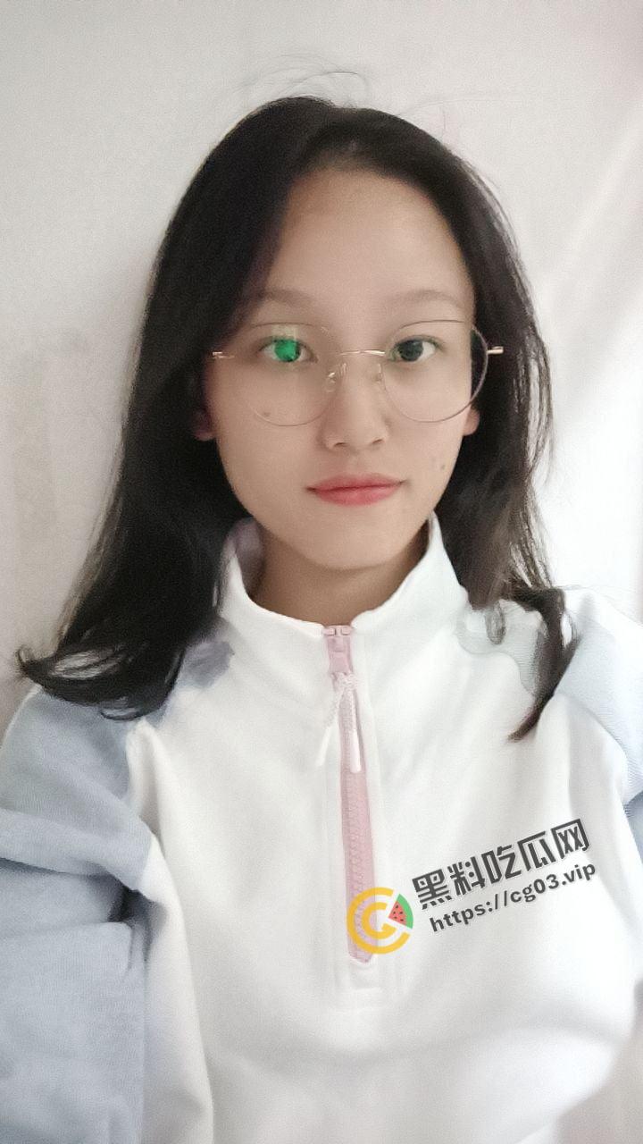 反差婊 带着金丝眼镜的小母狗 被短小无比的小鸡鸡射了满屏 看了有点心疼妹子