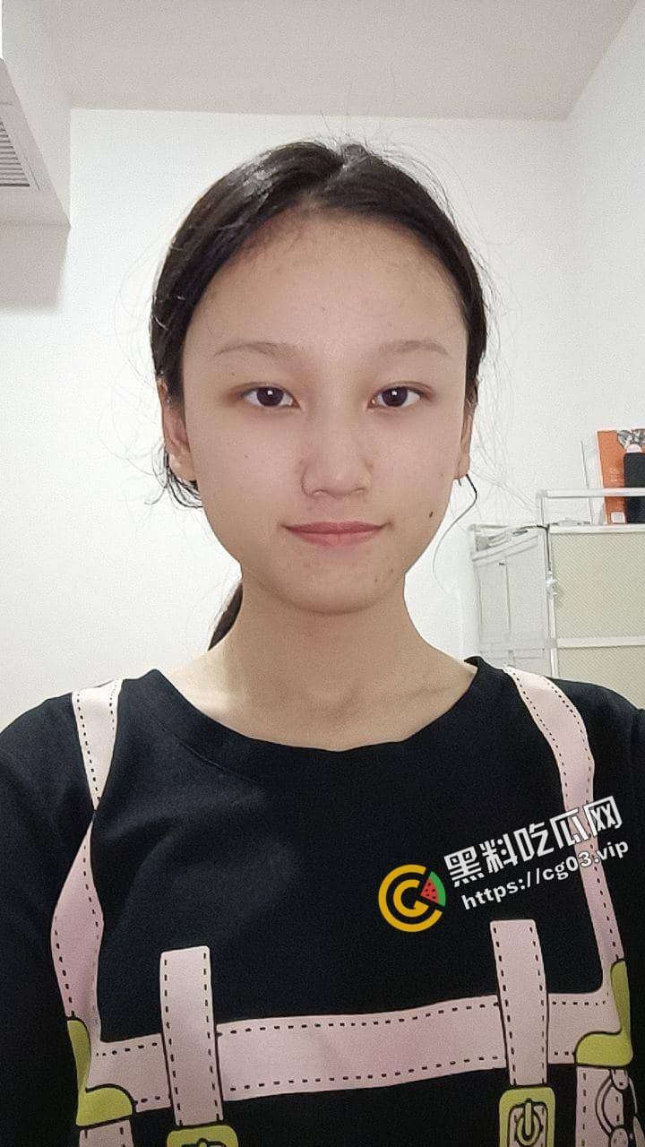 反差婊 带着金丝眼镜的小母狗 被短小无比的小鸡鸡射了满屏 看了有点心疼妹子