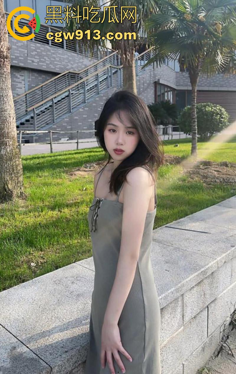 沧州师范美臀女辅导员【王莉媛】，身材火辣美腿修长，主动勾引男学生到家，穿黑丝情趣装在床上异常风骚！