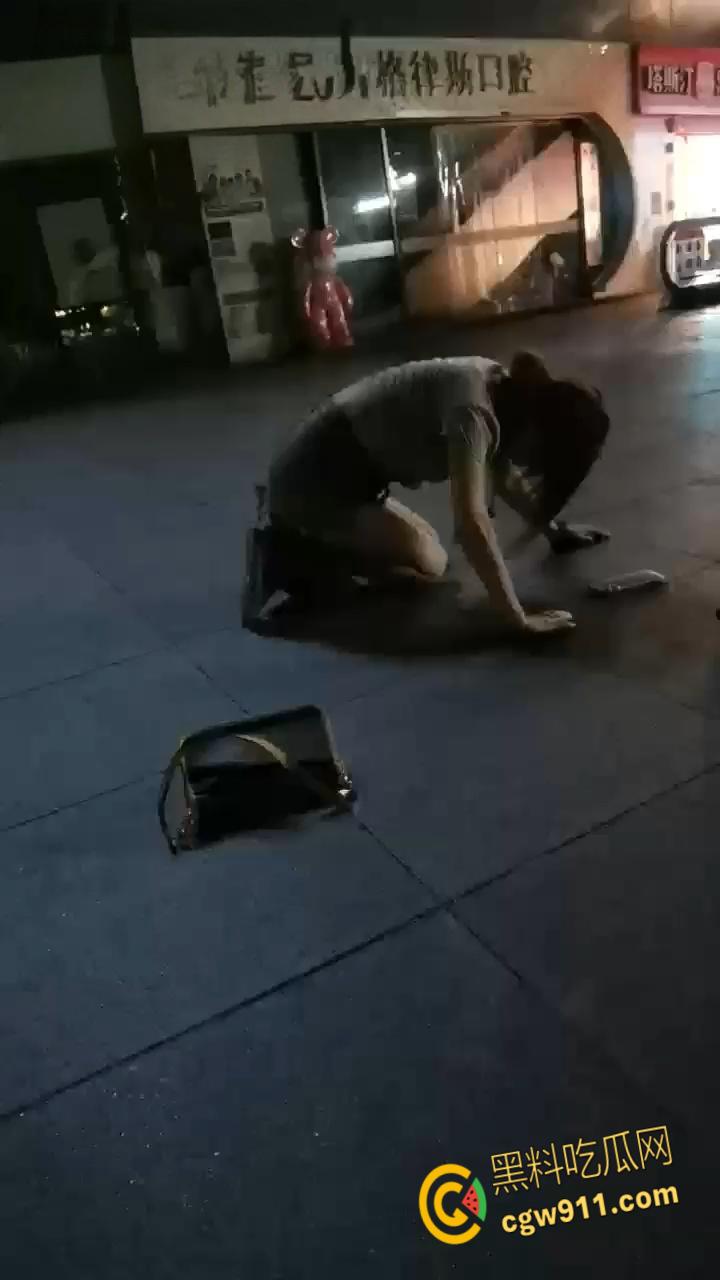 最佳损友一美女喝多了，竟旁若无人脱下牛仔短裙，直接随地大小便，这小翘臀也是又大又白！