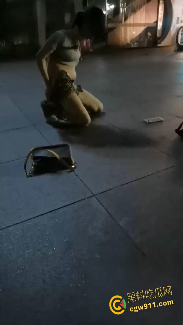 最佳损友一美女喝多了,竟旁若无人脱下牛仔短裙,直接随地大小便,这小翘臀也是又大又白!