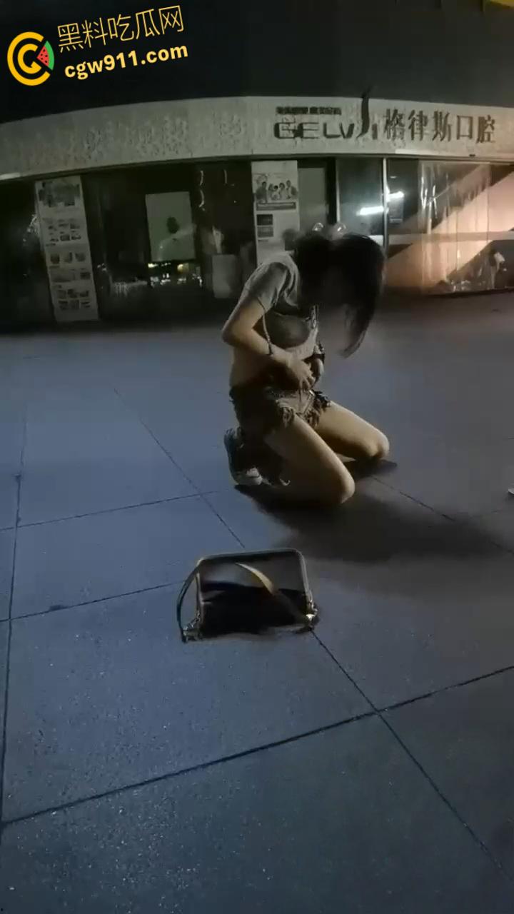 最佳损友一美女喝多了,竟旁若无人脱下牛仔短裙,直接随地大小便,这小翘臀也是又大又白!