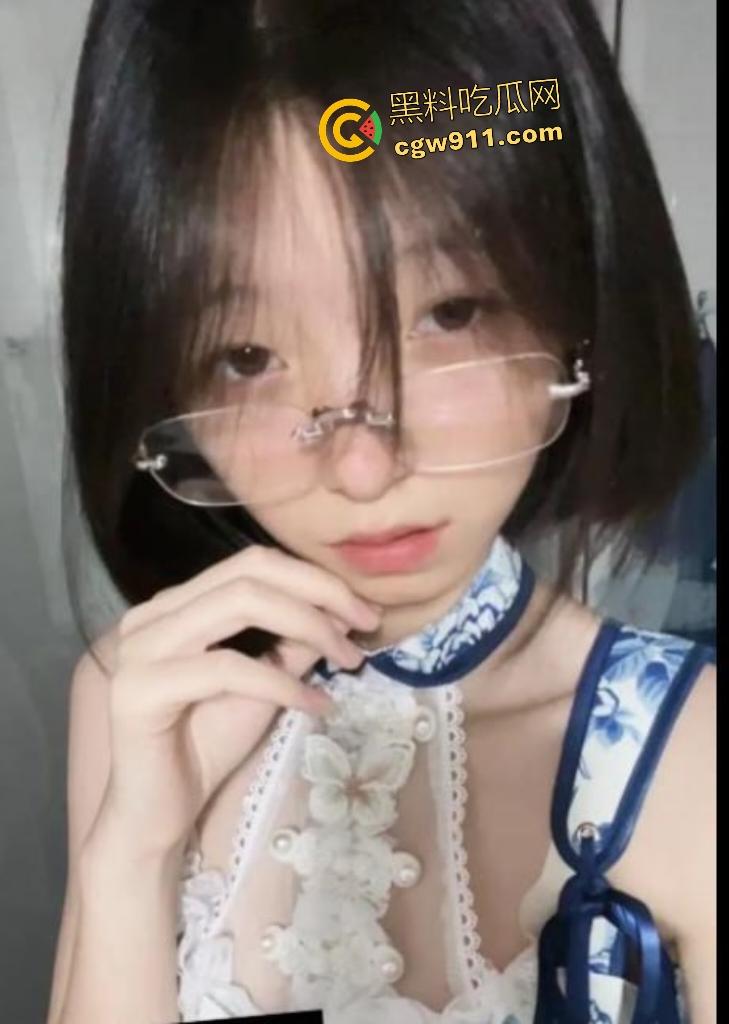 抖音50万粉丝清纯网红【鈴】,深夜商场男公厕笨比金主后入,听到走廊的走路声肉体碰撞更用力!